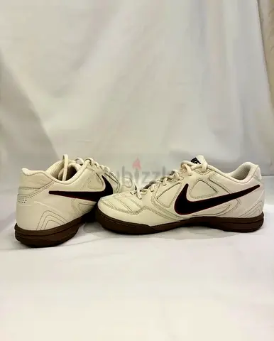 Nike white leather trainers with maroon swoosh, men's size (pre-owned)