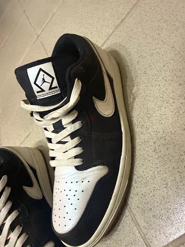 Used white and black sneakers, size US 9