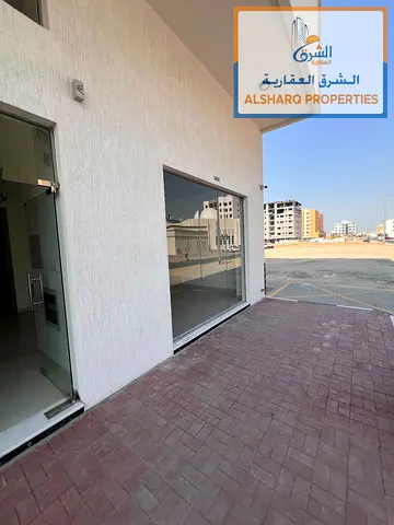 محل تجاري بمساحات واسعة في الجرف 3 مكون من محلين مفتوحين على بعض ومناسب لمختلف الأنشطة التجارية
