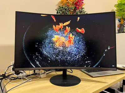 Samsung 32-inch Curved Monitor with inbuilt Speakers - Flawless Condition