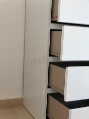 White 4-drawer chest / dresser in good condition