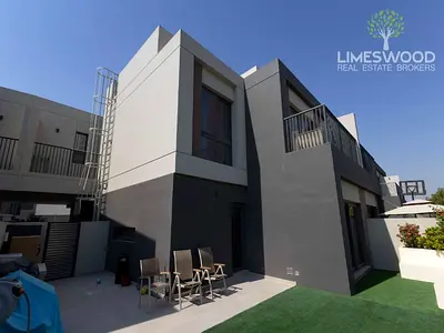 Elegant 4 Bedroom Townhouse | Modern Living