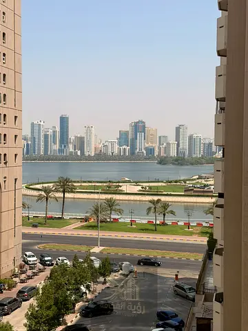 للإيجار السنوي في الشارقة منطقة المجاز 3 شقة واسعة ومميزة للإيجار السنوي في منطقة المجاز 3، تتميز بإطلالة بحرية ومساحات مناسبة للسكن العائلي، مع غر