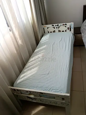 Single toddler/child bed with decorative headboard — good condition