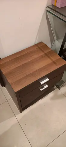 Wooden 2-drawer bedside table / nightstand in good condition