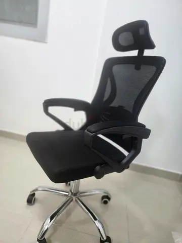 Ergonomic Mesh Office Chair with Headrest and Chrome Base