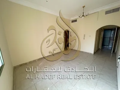 غرفتين وصالة للإيجار السنوي في القاسمية الند بالشارقة مع موزع وخزائن بالحائط وتكييف وغاز مركزي وموقع مميز قريب من الخدمات وخيارات دفع على 4 أو 6 دفعات