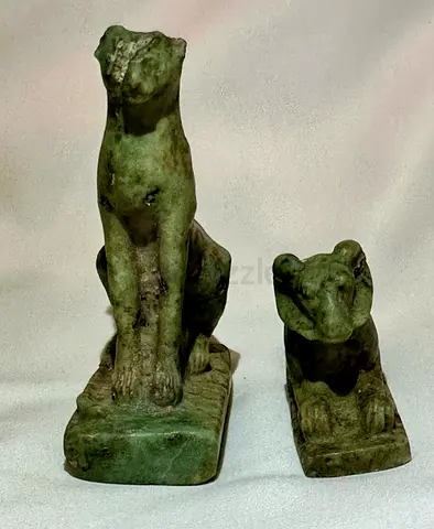 من أندر الأحجار الخضراء المستخدمة في النحت المصري في عصر الدولة الوسطى»؛الإله خنوم والإله باستت