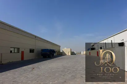 مستودع صناعي بمساحة مغلقة 30,000 قدم² + ساحة مفتوحة 20,000 قدم² + سكن عمال 10 غرف | كهرباء 500 ك.ف.أ | 2,300,000 درهم سنويًا