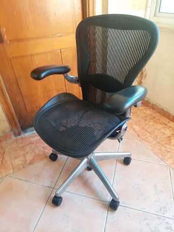 Herman Miller Aeron Chair Size B Fully Loaded Lumbar Support Forward and Rear TIlt Polished Aluminum
