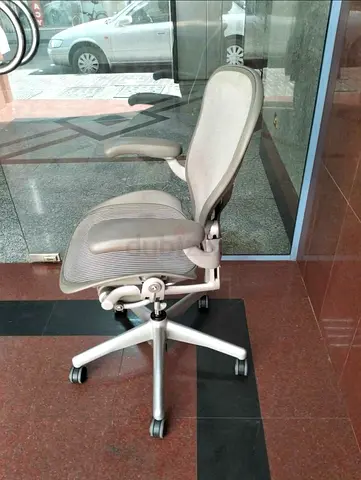 Herman Miller Ergonomic mesh office chair - adjustable armrests and lumbar support