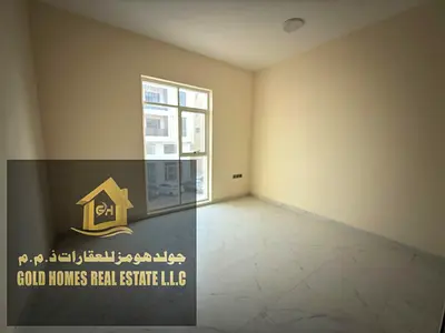 مبنى رئيسي متعدد الاستخدامات على الشارع الرئيسي | 3 محلات تجارية + 3 شقق | فرصة استثمارية قوية