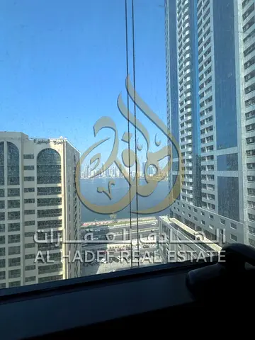 شقة 3 غرف وصالة أول ساكن للإيجار السنوي في الشارقة، موقع مميز بالصف الثاني من الكورنيش، بلكونة وباركينج مجاني، جيم ومسبح مجاني، شهر مجاني