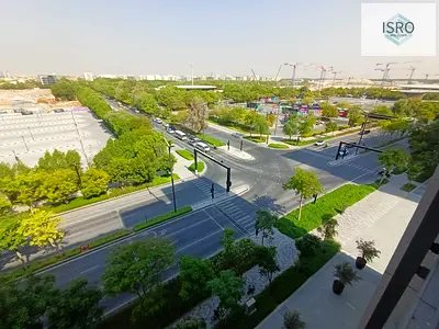 شقة جديدة تمامًا للبيع، غرفة نوم واحدة وحمامان وشرفة مطلة على منظر خلاب.