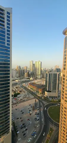*للإيجار شقة 3 غرف نوم غرفة منهم ماستر وصالة إطلالة رائعة على بحيرة الخان والبحر في الخان مكونة من* :-