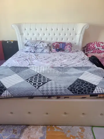 White tufted queen bed frame with headboard and spring matters - good condition