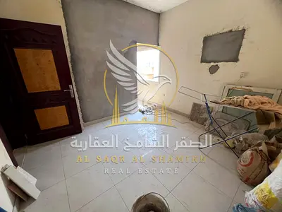 استوديو واسع للإيجار في النباعة بالشارقة مطبخ منفصل وتكييف سبليت وتشطيب حديث وموقع حيوي