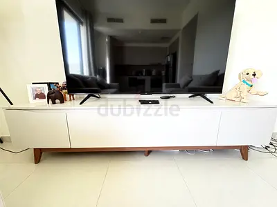 Modern low TV unit in light grey and wood finish