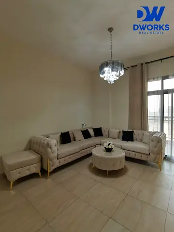 غرفة نوم واحدة مطلة على المسبح | عزيزي ياسمين | تصميم مشرق