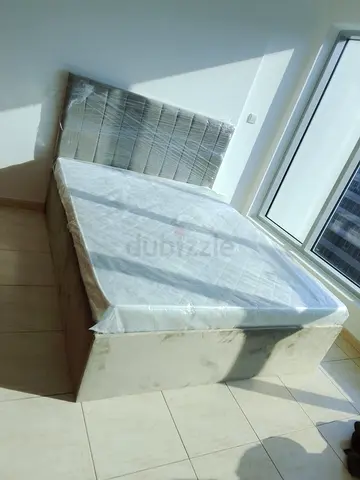 We are selling brand new bed with mattress 150,190 Queen saiz