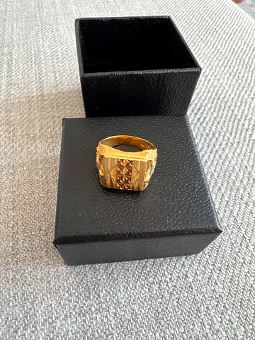 22k Gold men's signet ring with textured face, ) 8.37 g !i have two identical rings