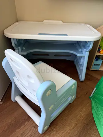 Adjustable Kids Table and Chair Set with Tilting Art Desk & Whiteboard