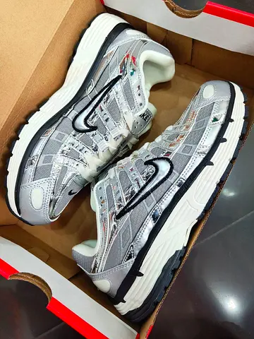 Men's Nike silver/grey running sneakers - size not specified