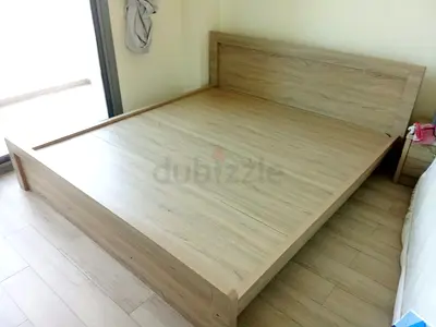 Queen size wooden platform bed frame - light oak finish