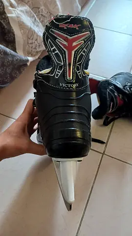 Ice skates size 42-43 EUR, in good condition for 100 dhs