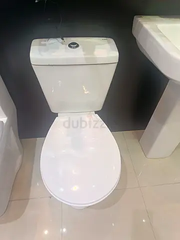 White Close-Coupled Toilet with Dual Flush Cistern - Good Condition