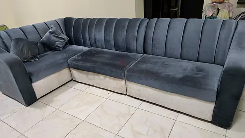 L-shaped velvet sectional sofa in Blue — good condition