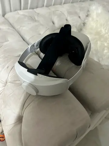 Meta Quest 2 VR Headset (White) – Good Condition price negotiable with reason range