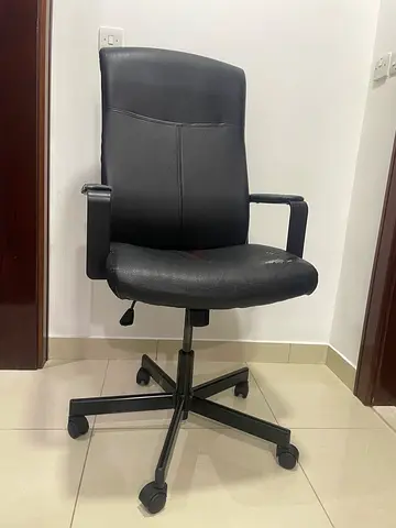Black ergonomic office chair with armrests – good used condition