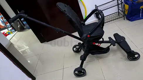 Lightweight compact baby stroller - near new, blackللبيع عربية أطفال/ترايك بحالة جيدة، لون أسود.
