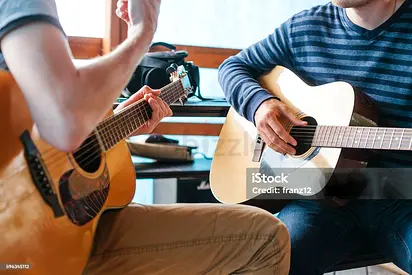 Private Guitar Lessons in Dubai – Acoustic & Electric