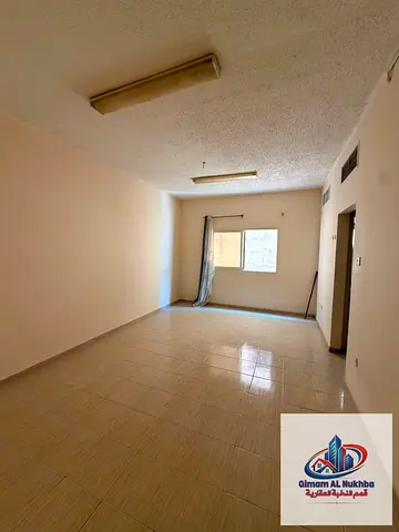 استوديو للإيجار السنوي في المجاز 3 الشارقة، بجوار الحديقة، مطبخ منفصل، تكييف وغاز مركزي، تشطيبات سوبر لوكس، بناية هادئة، حراسة 24 ساعة