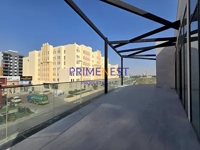 COMMERCIAL FLOOR | EXCLUSIVE LIFT & PARKING