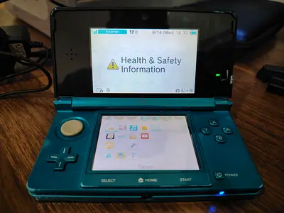URGENT SALE NINTENDO 3DS JAILBROKEN 2GB PLUS GAMES