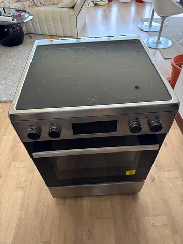 Freestanding 4-zone electric cooker with built-in oven
