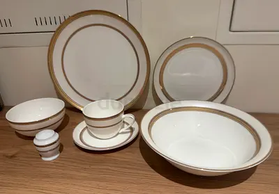 Porcelain dinnerware set