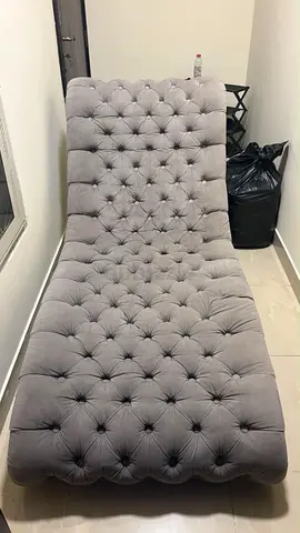 كرسي شيزلونج مخمل رمادي فخم بحالة ممتازة / Elegant Grey Velvet Chaise Lounge Chair - Excellent Cond