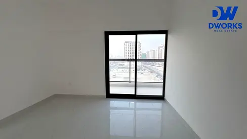 شاغر | جديد بالكامل | 3 غرف + غرفة خادمة | تصميم واسع | معيشة عائلية