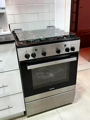 Seimens 4 Hobs Gas cooker 60×60cm brand new Condition with Exhaust Hood 60cm Under Warranty