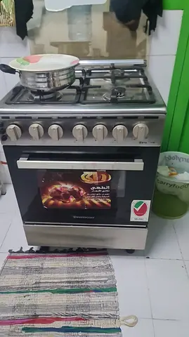 4-burner freestanding gas cooker with oven - good working condition
