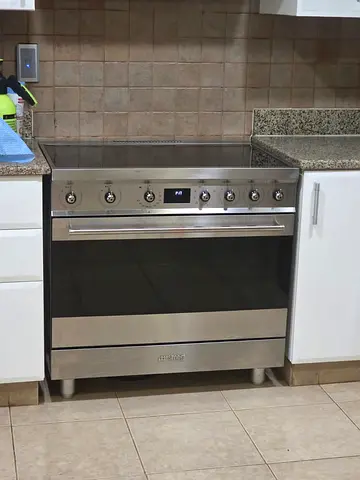 Smeg induction Stainless Steel Freestanding Range with Oven - Good Condition 90cm