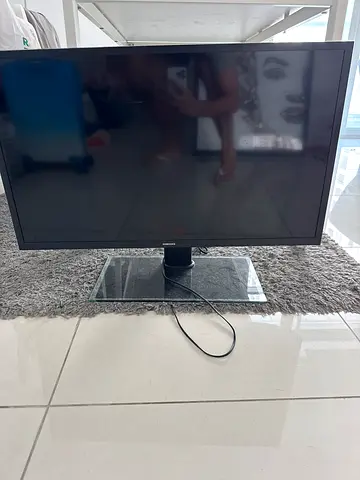 Samsung 32-inch LED TV with Stand - Good Working Condition