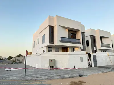 فيلا مودرن فاخرة للبيع في الزاهية شامل رسوم التسجيل والتمليك | مباشرة على شارع الشيخ محمد بن زايد موقع استثنائي