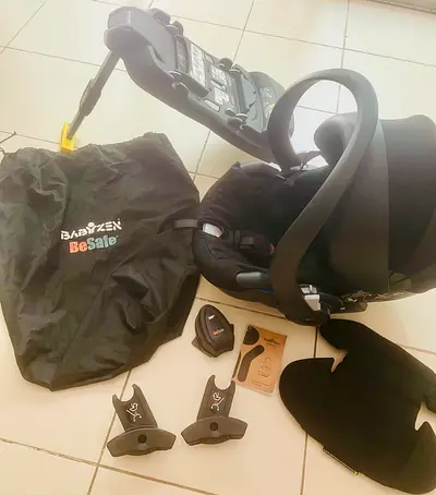 Babyzen Yoyo Infant car seat isofix base and accessories. Excellent condition