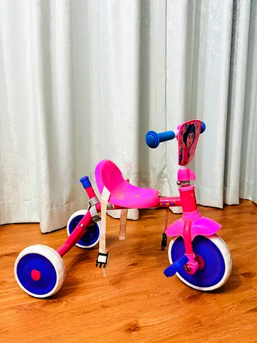 Pink toddler tricycle with backrest - good condition