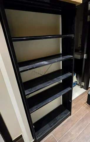 Metal shelving unit